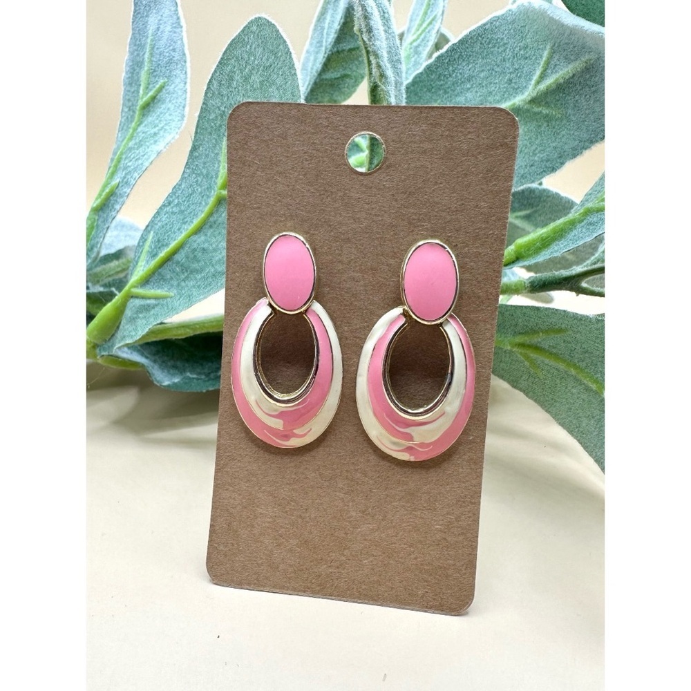 Vintage 80โs/90โs light pink/cream & gold tone earrings